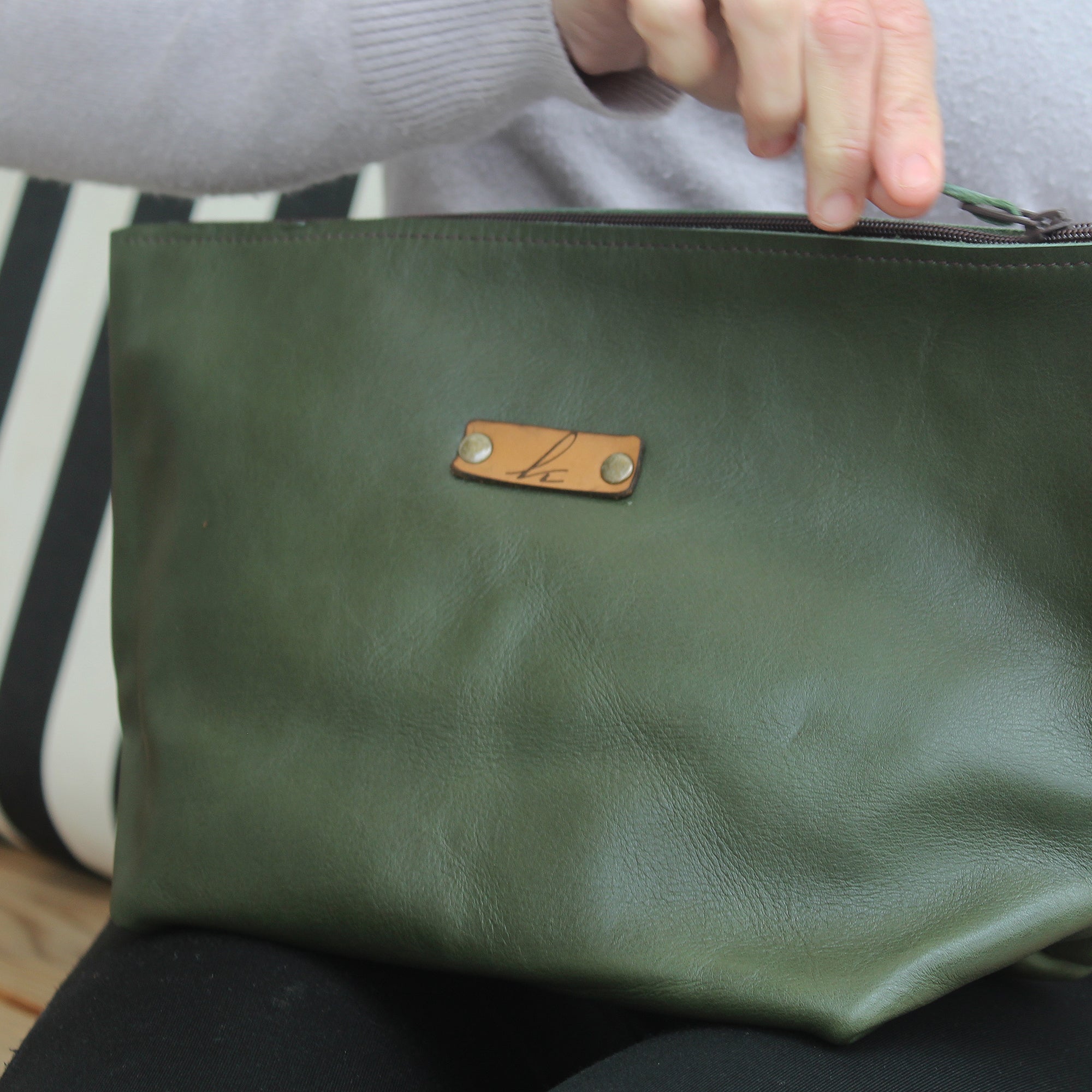 Leather toiletry bag green