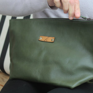 Leather toiletry bag green