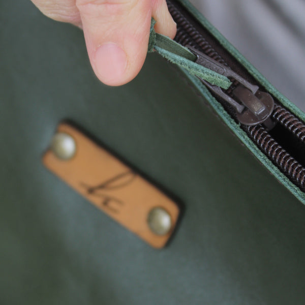 Leather toiletry bag green